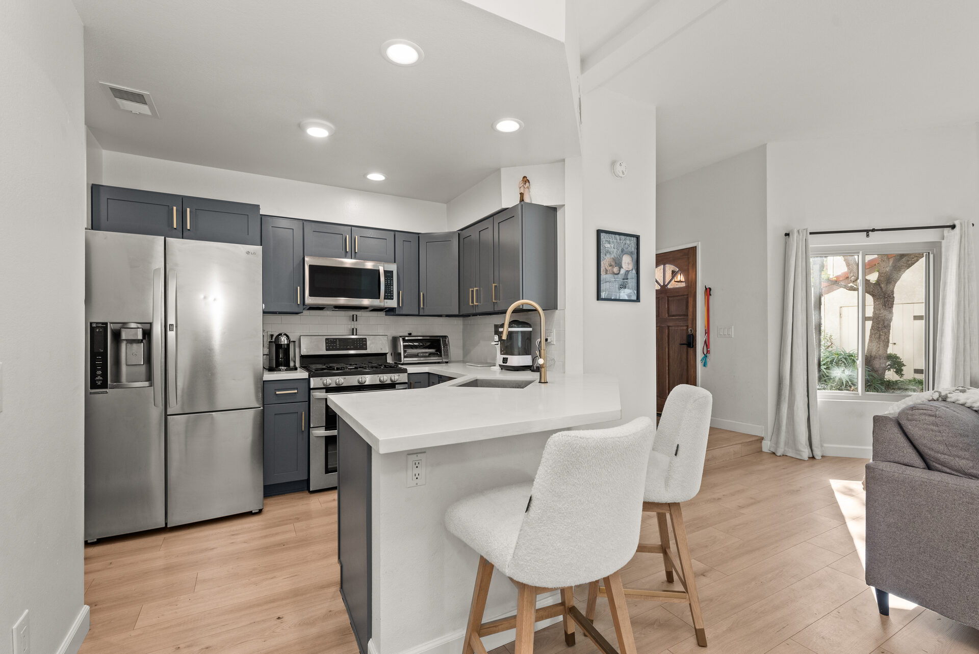 Eat-in kitchen with dining seating